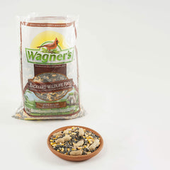 Wagner's Backyard Wildlife Food ayuda a mantener ardillas y otros animales pequeños alejados de comederos de aves.