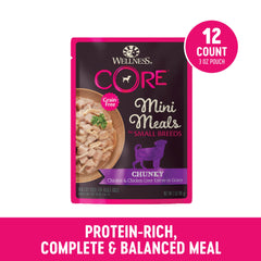 Wellness CORE: porción de pollo e hígado en salsa, textura apetecible para perros.