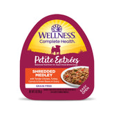 Wellness Petite Entrées con pollo y pavo desmenuzado, en copa de 3 oz, lista para servir.