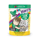 Weruva B.F.F. OMG muestra trozos de pollo y pavo en salsa jugosa para gatos.