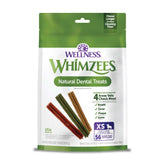 Whimzees Wellness Stix: perro mordiéndolo para limpieza dental suave
