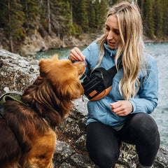 Riñonera Wilderdog con dispensador de bolsas integrado para excrementos.