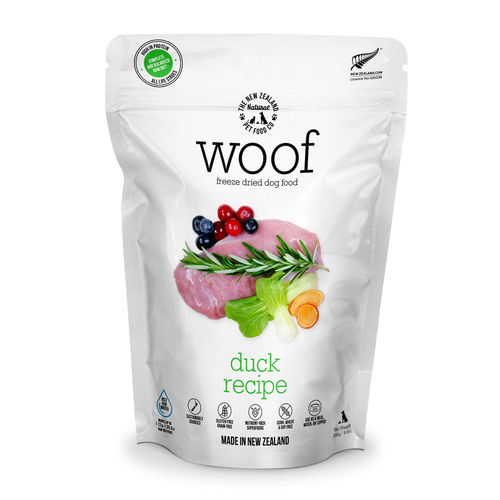 WOOF pato liofilizado 9.9 oz en primer plano, alto en proteína para perros.