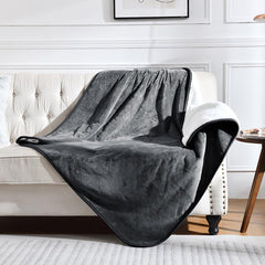 Manta Yaning impermeable sobre sofá para protección de manchas y pelo.