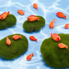 Colas y aletas visibles en los peces rojos Yookeer para decoración de acuario.