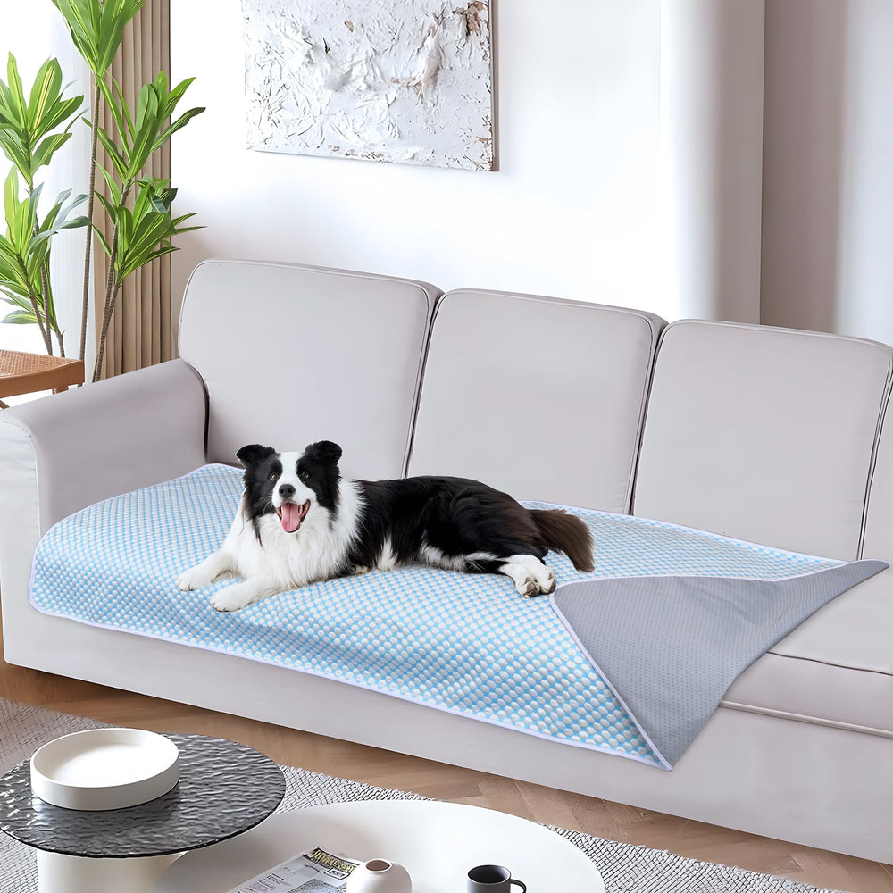 Manta refrigerante ZAKAPAWS para perros en sofá, enfriamiento instantáneo.
