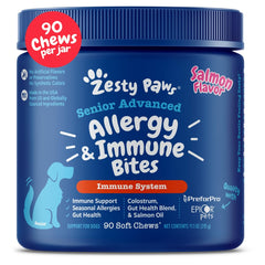 Zesty Paws frente al envase, apoyo para piel sana en perros.