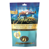 Premios suaves Zignature con pescado blanco en empaque práctico para perros.