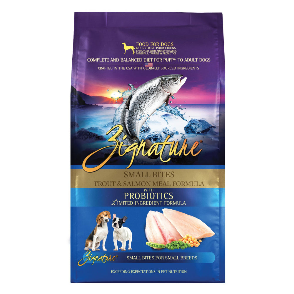 Zignature Trucha y Salmón croquetas pequeñas en empaque, opción de dieta limitada para perros.