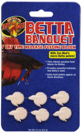 Zoo Med Betta Banquet bloques en el acuario proporcionan nutrición continua para bettas.
