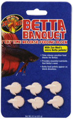Zoo Med Betta Banquet bloques en el acuario proporcionan nutrición continua para bettas.