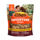 Zuke’s Adventure Bites con pollo y calabaza en bolsa, snack práctico para paseos.