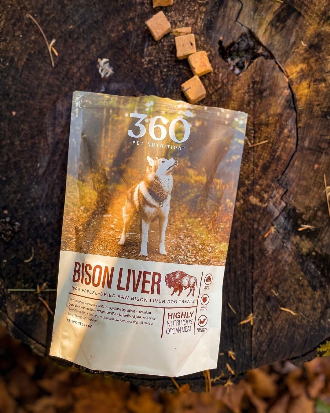 360 Pet Nutrition snack de hígado de bisonte liofilizado, listo para entregar desde la bolsa.