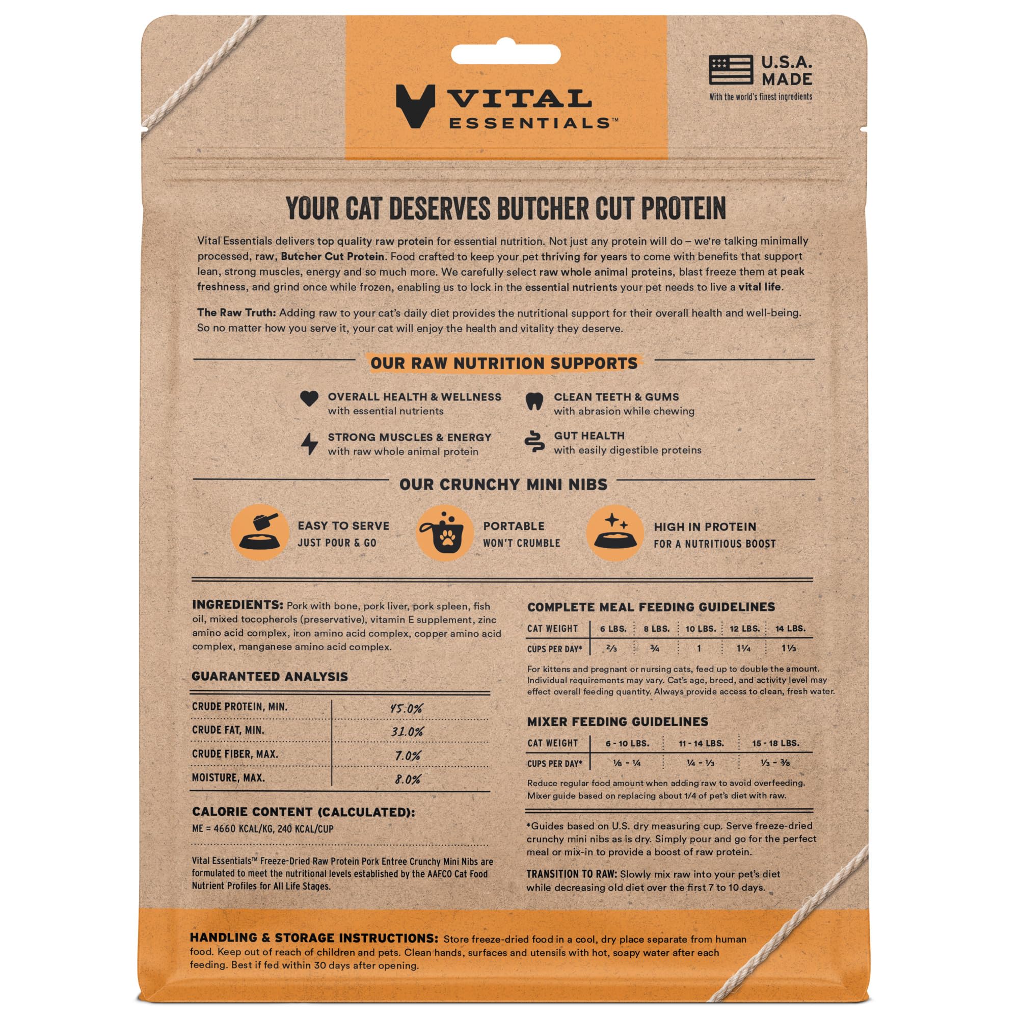 Detalle de textura suave-crujiente de los mini-bocados de cerdo Vital Essentials.