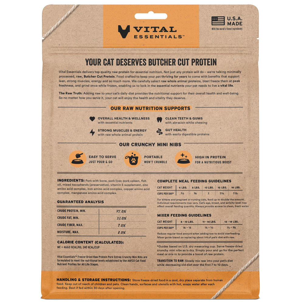 Detalle de textura suave-crujiente de los mini-bocados de cerdo Vital Essentials.