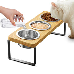 AKAOLA tres tazones de acero inoxidable para alimentación de gato, organizados y limpios.