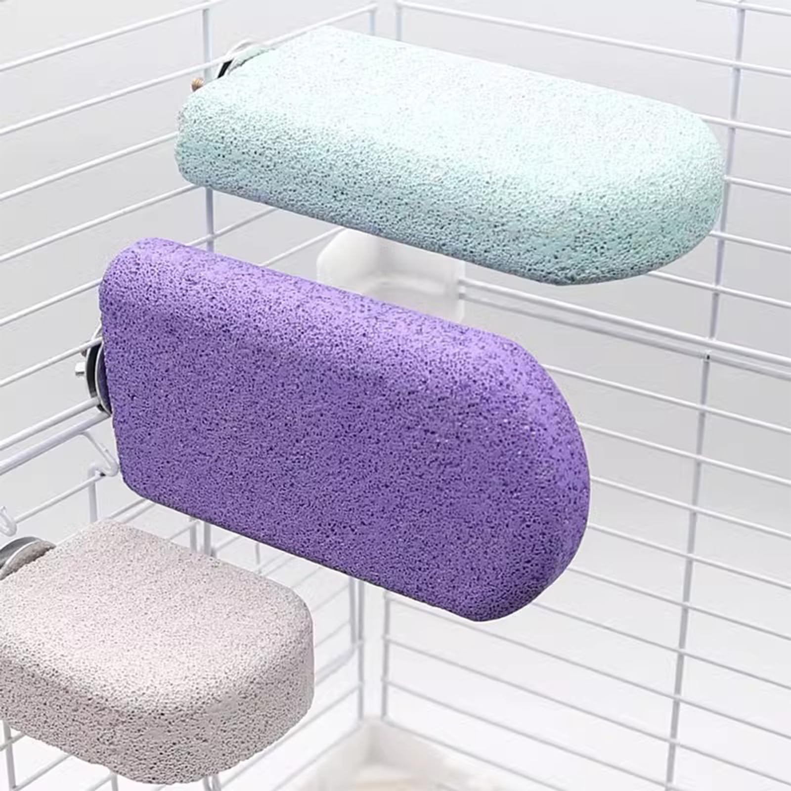 Allazone percha de ave gris, combinación funcional y decorativa.