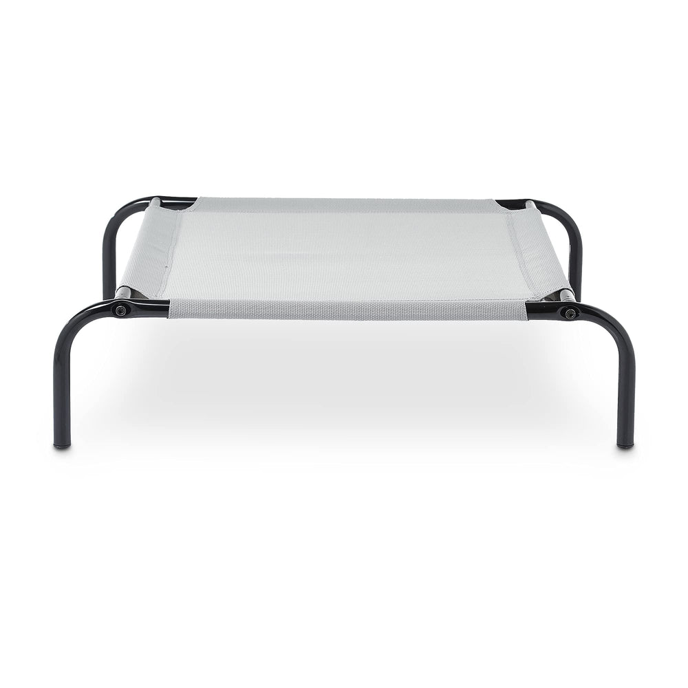 Medidas 51x31x8 pulgadas de la cama Amazon Basics en gris.