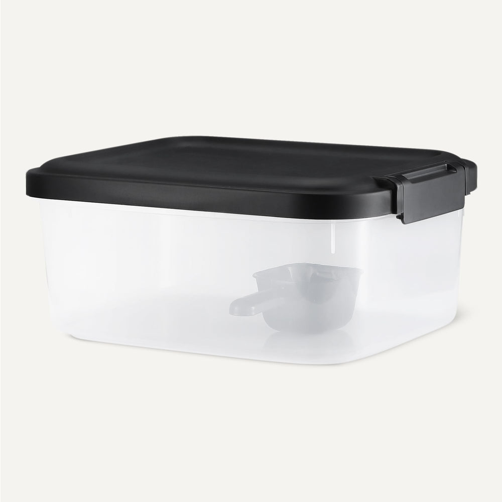 Amazon Basics capacidad 11 cuartos permite almacenar croquetas secas para mascotas.