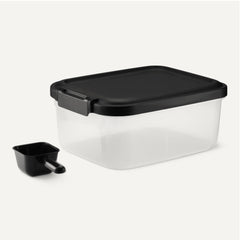 Amazon Basics cuchara dispensadora facilita servir el alimento para mascotas.