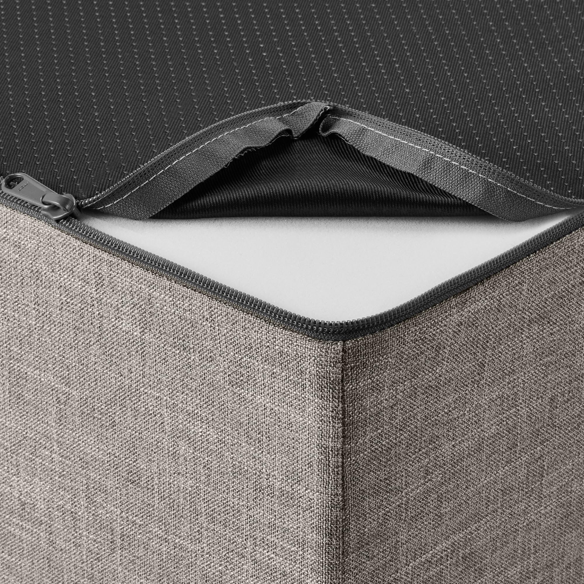 Base antideslizante de Amazon Basics mantiene estable la escalera.