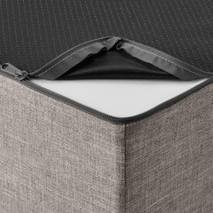 Base antideslizante de Amazon Basics mantiene estable la escalera.
