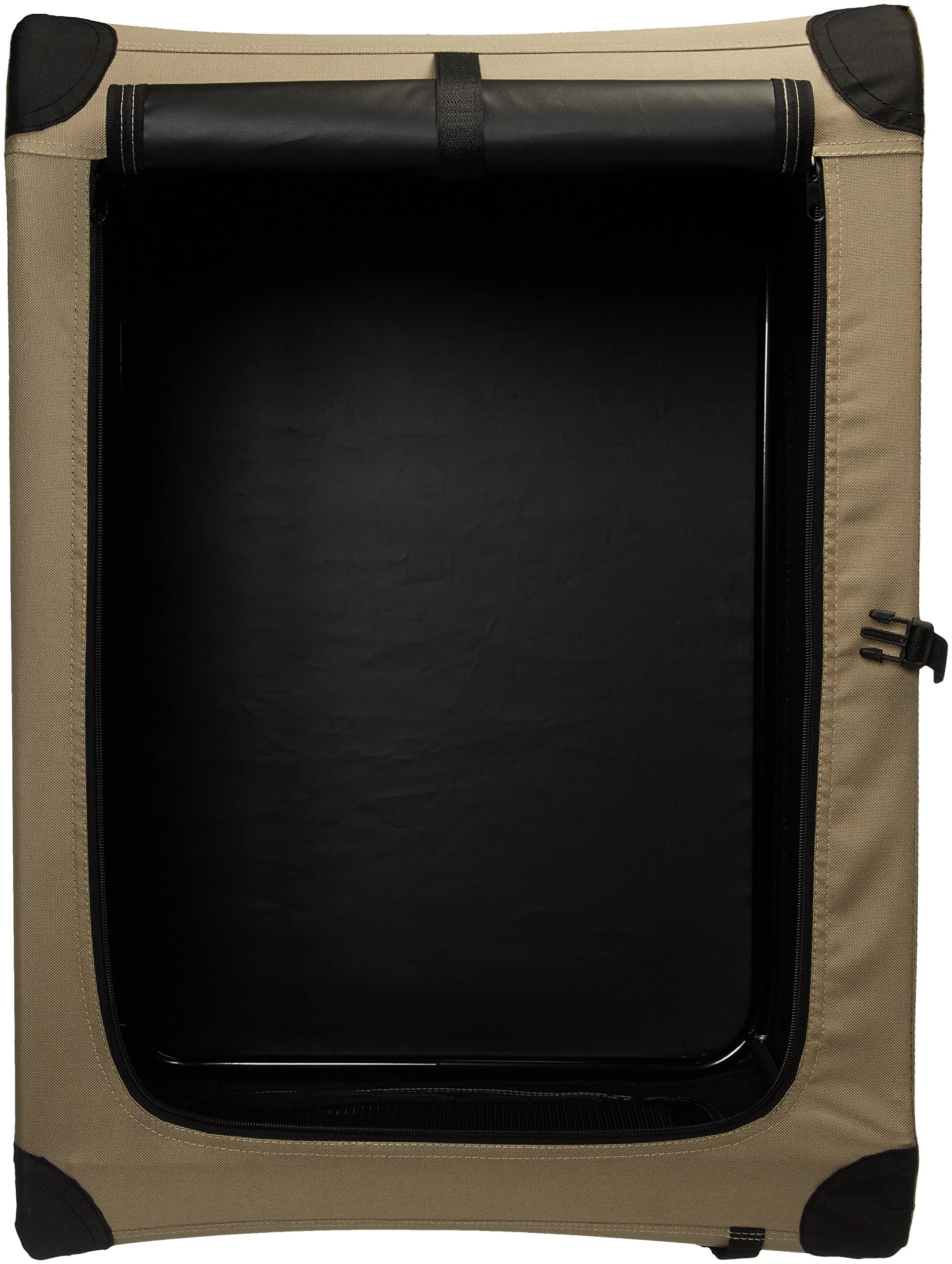 Cierre seguro con cremallera y correas en la jaula Amazon Basics para transporte.