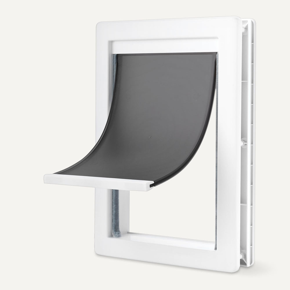 Repuesto de puerta para mascotas de Amazon Basics, diseño en blanco y gris para cualquier puerta.