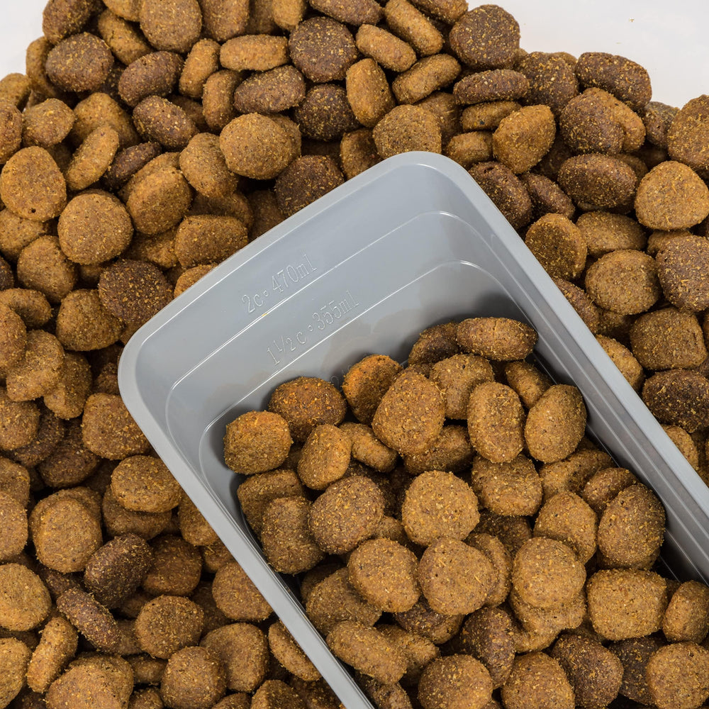 Almacenamiento a prueba de humedad y plagas para alimentos de mascotas.