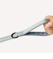 Amazon Basics correa para perro con hilos reflectantes de alta visibilidad para salidas nocturnas.