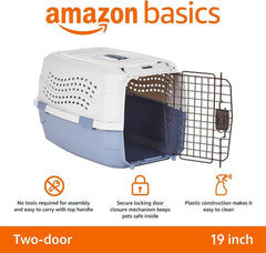 Puerta superior abatible del transportín Amazon Basics para fácil acceso.