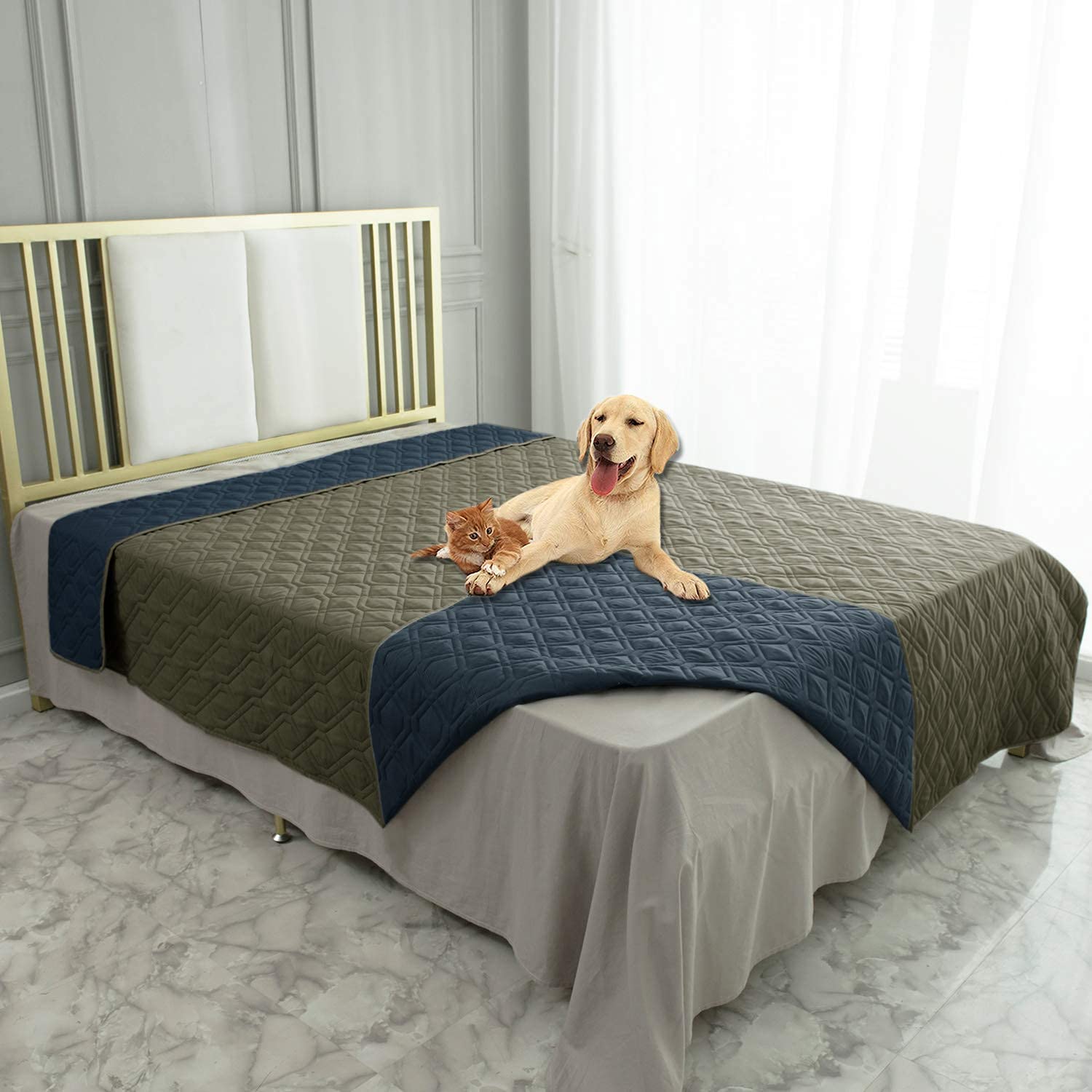 Ameritex cobertura impermeable para perros sobre sofá; protege muebles.