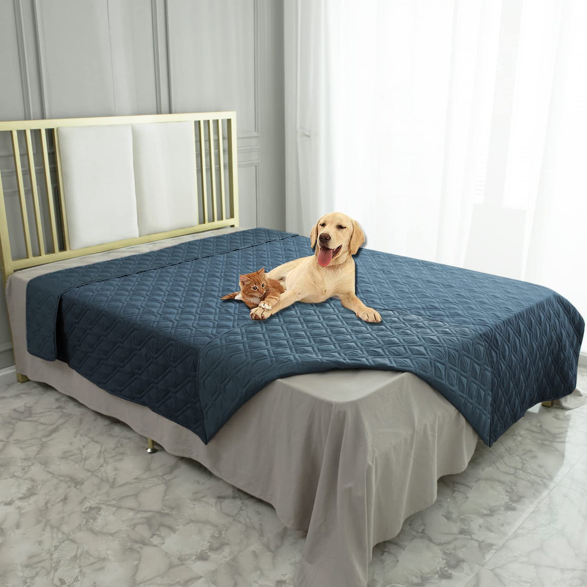 Ameritex manta impermeable para perros, protege la cama de manchas y pelos.