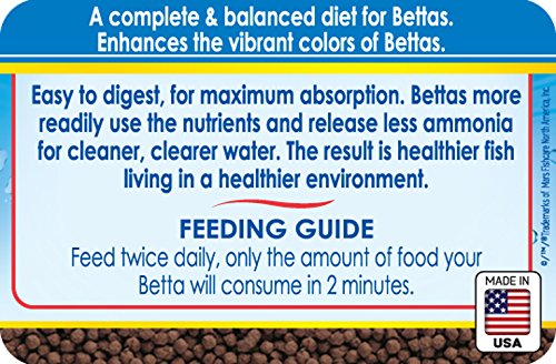 Betta alimentándose con pellets API BETTA FOOD para colores más vivos