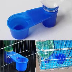 Bebedero automático APlayfulBee para aves azul, vista lateral para montaje seguro.