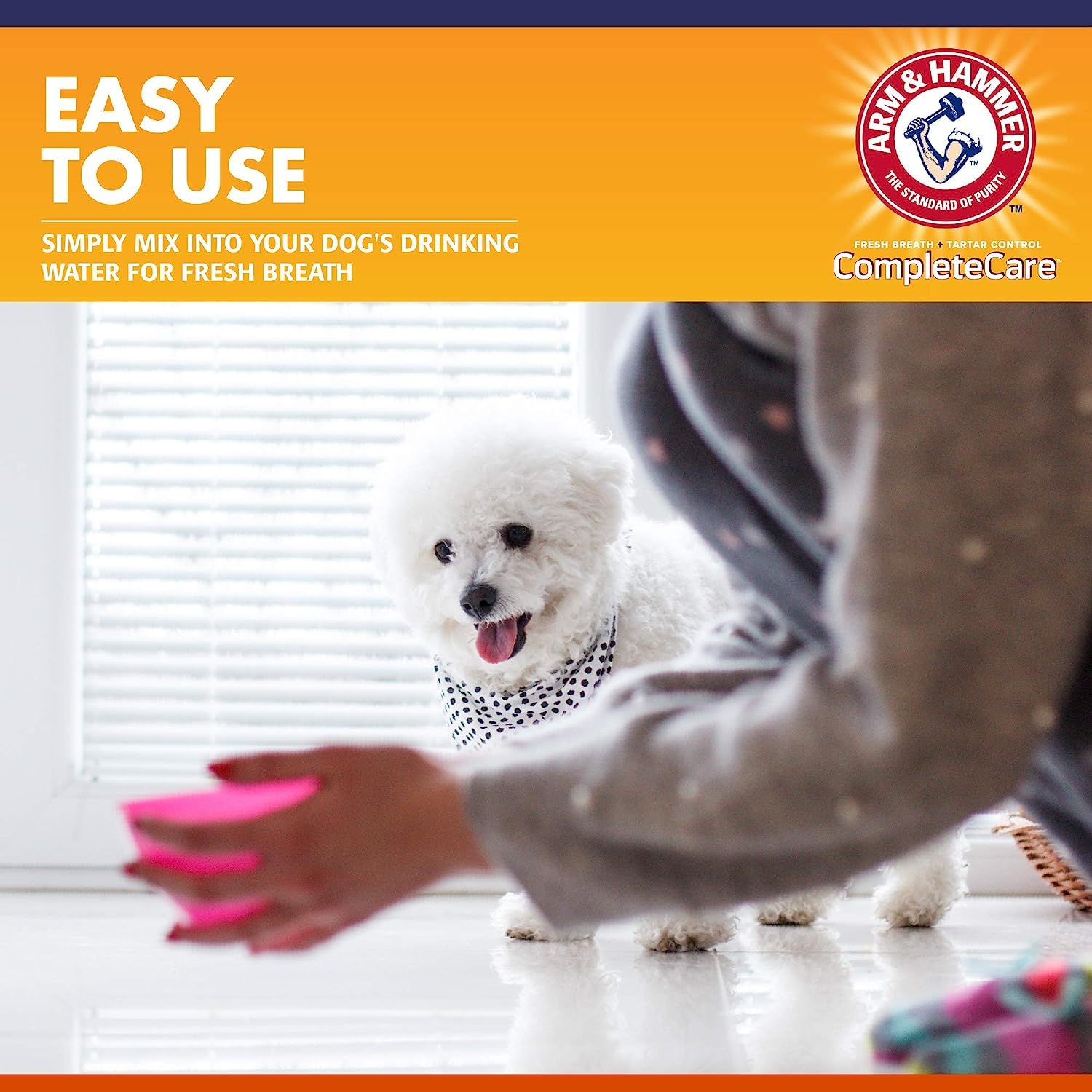 Arm & Hammer muestra dosis diaria mezclada en cuenco de agua.