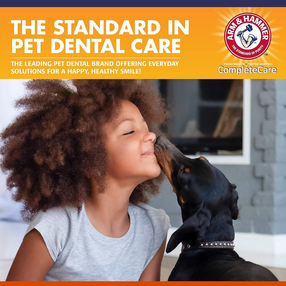 Arm & Hammer perro en casa con agua y aditivo dental.