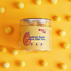 Yema de codorniz de Arya Sit! en primer plano, merienda pura y sabrosa.