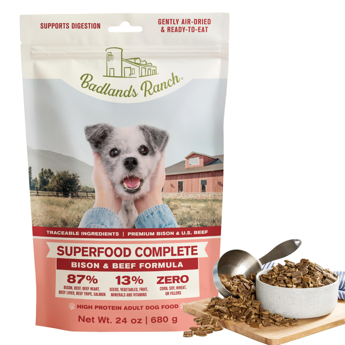 BADLANDS RANCH alimento para perros en bolsa abierta mostrando trozos de bison y vaca