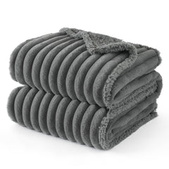 Manta impermeable Bedsure para perros grandes sobre el sofá, protección contra derrames