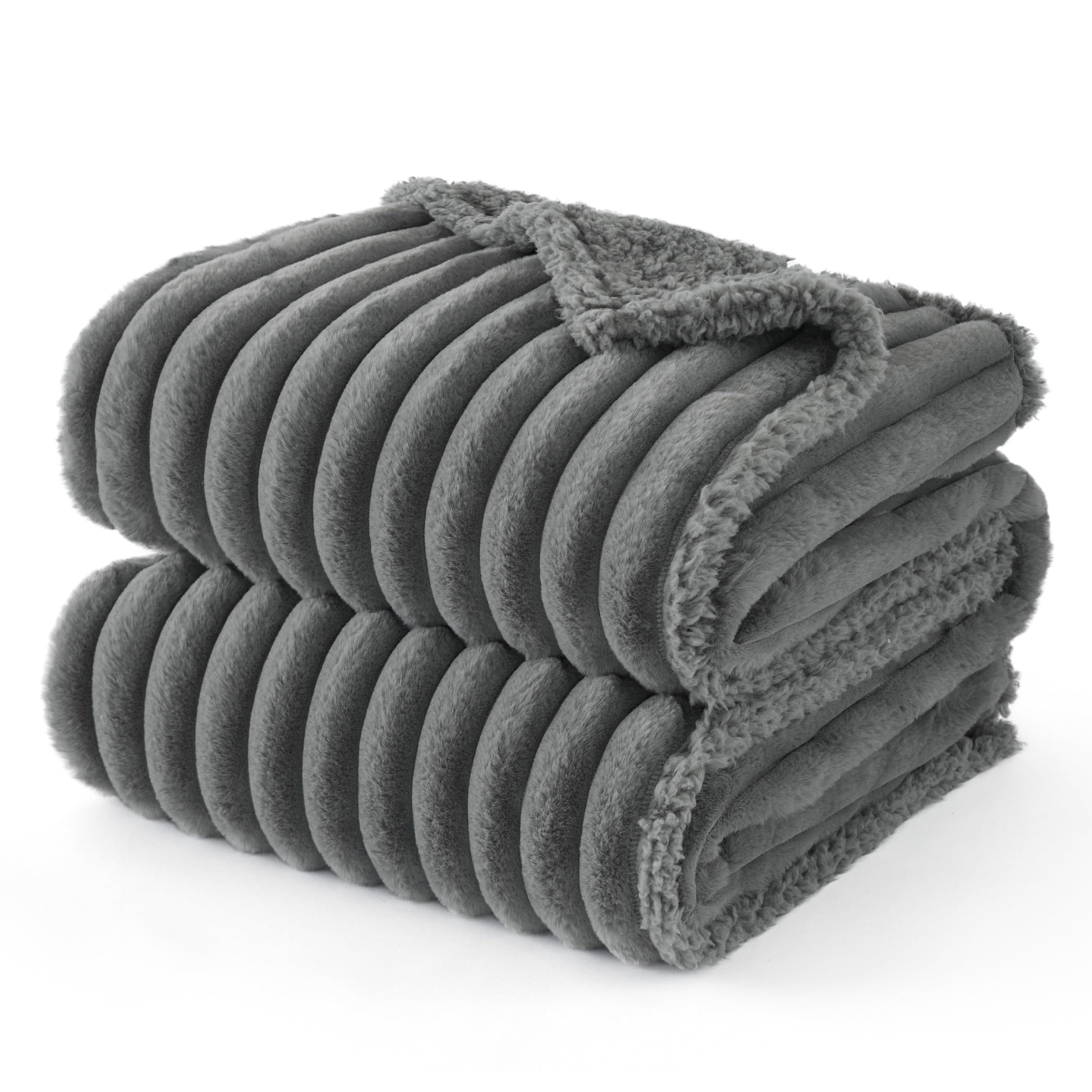Manta Bedsure ComfyFleece impermeable para perros grandes protegiendo el sofá