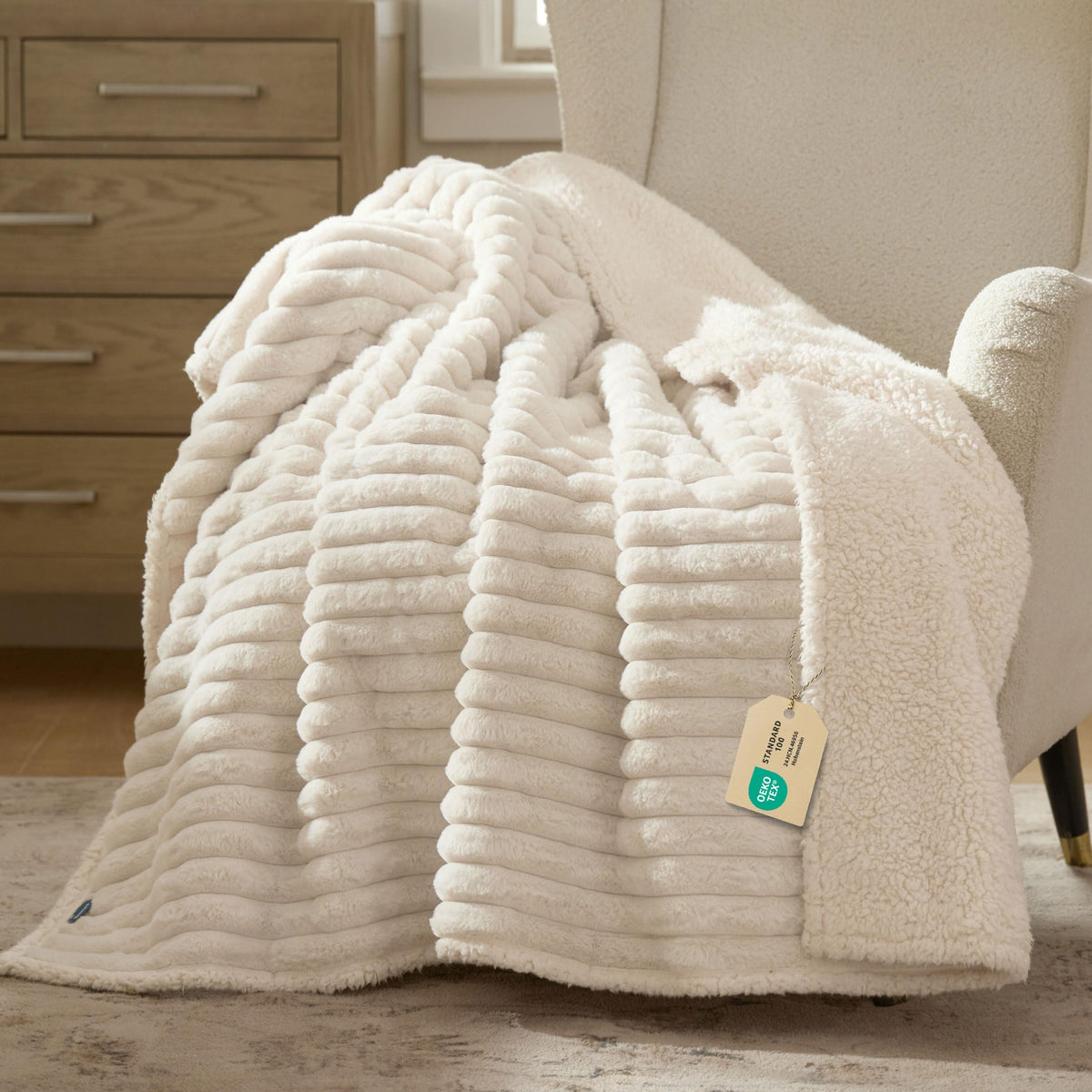 Bedsure ComfyFleece manta impermeable para sofá protege ante derrames y manchas.
