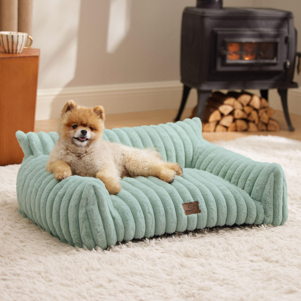 Bedsure ComfyFleece, sofá para mascotas, vista frontal, ideal para descansar gatitos y perros pequeños.