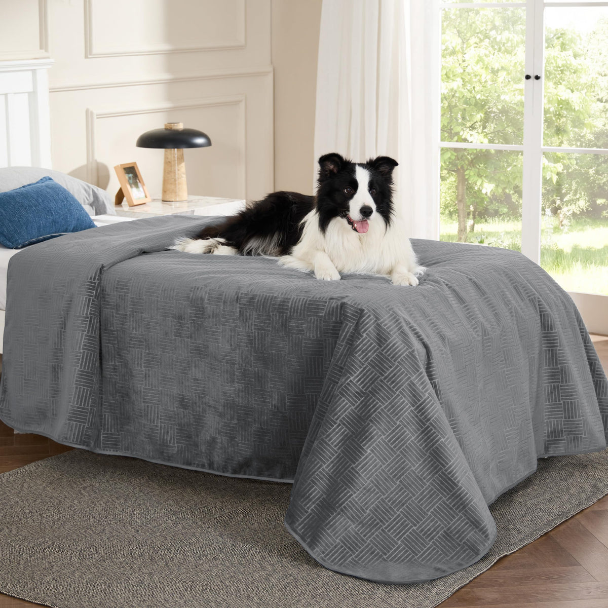 Funda impermeable Bedsure para muebles, gris ceniza, protege ante derrames de mascotas sin manchar.