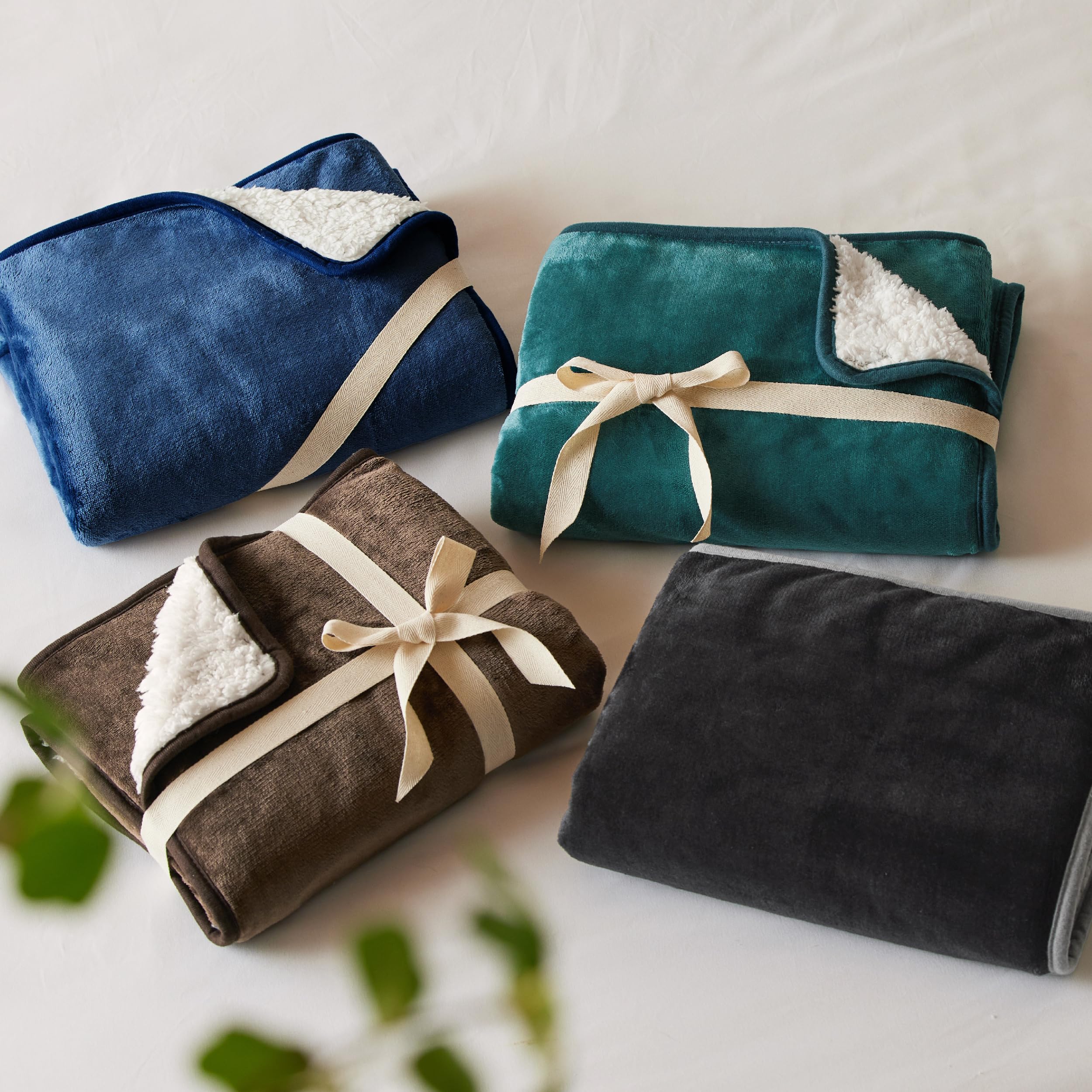Bedsure manta marrón acolchada, diseño elegante para living.