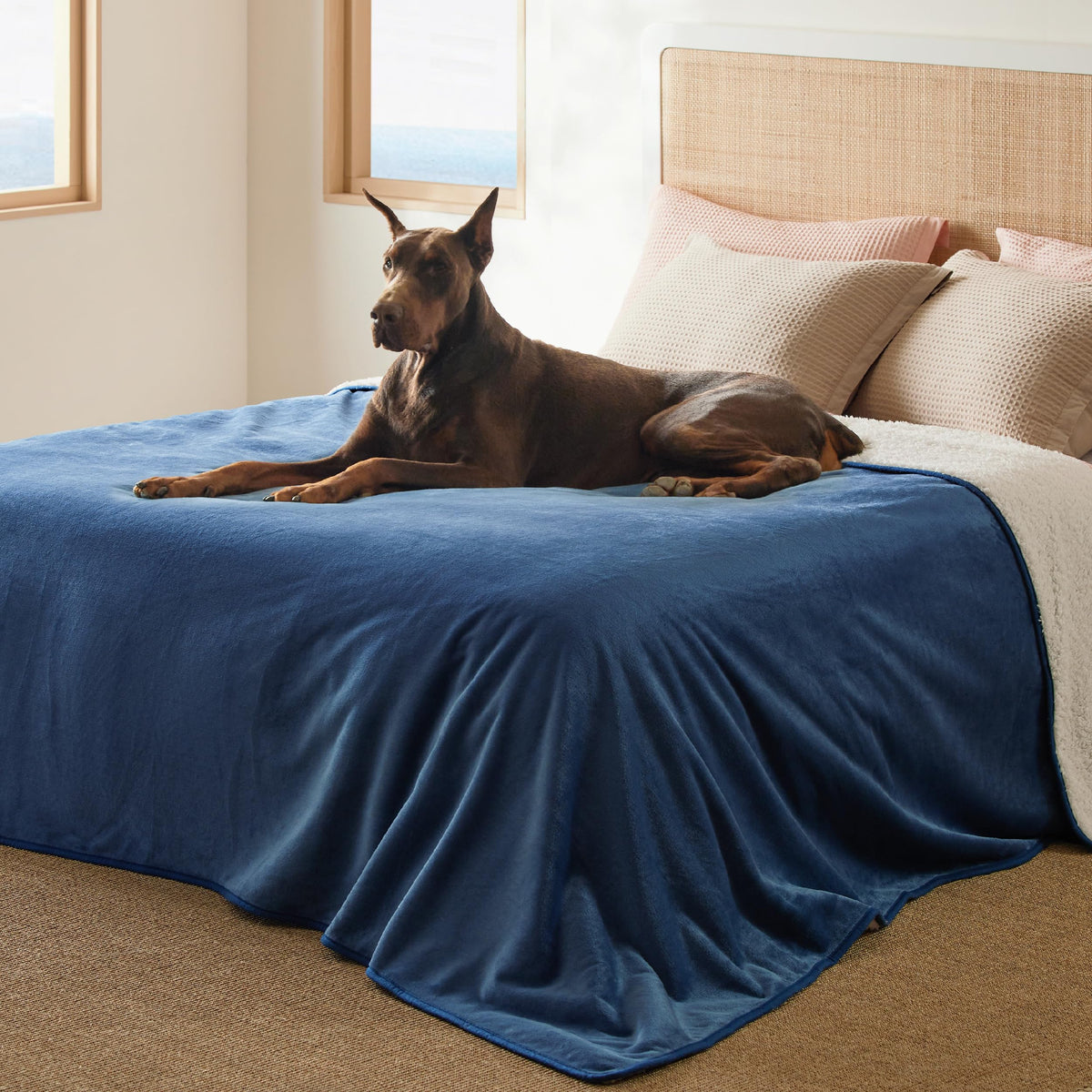 Bedsure manta impermeable con forro sherpa en frente, protege la cama y brinda calor suave.
