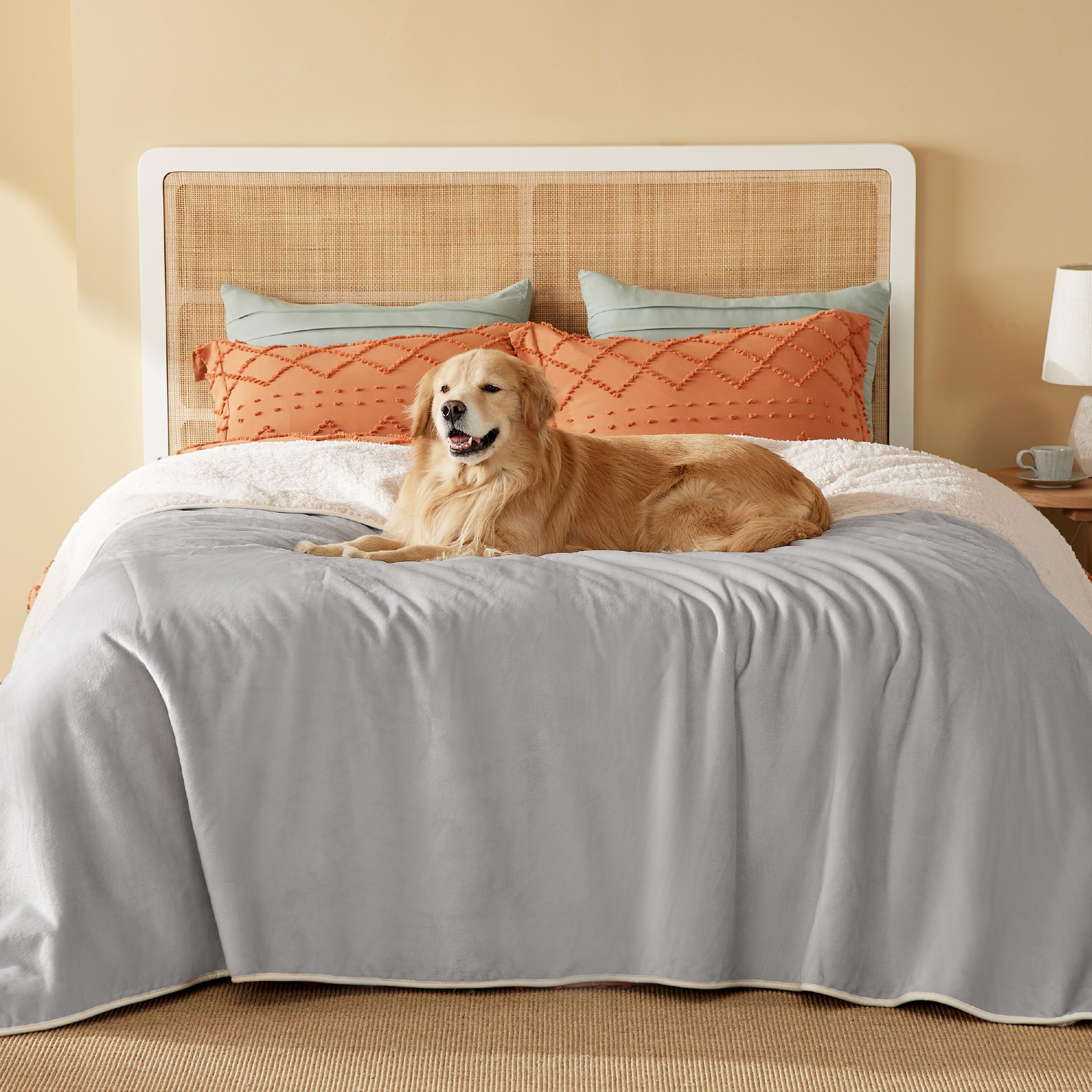 Bedsure manta impermeable para cama con Sherpa protege contra humedad.