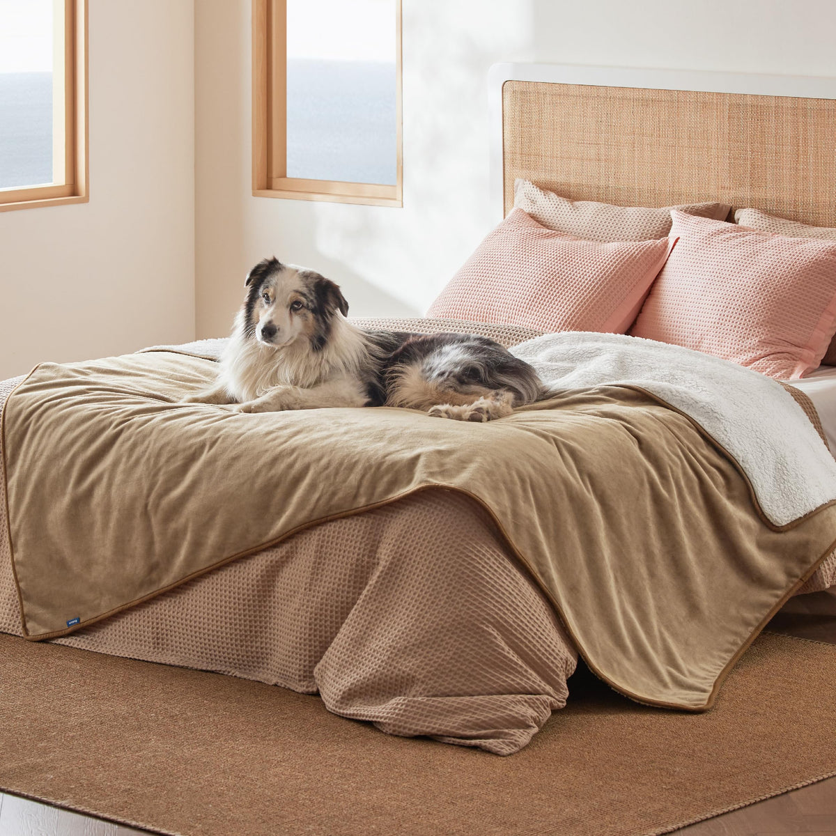 Bedsure manta impermeable para cama protege muebles ante derrames.