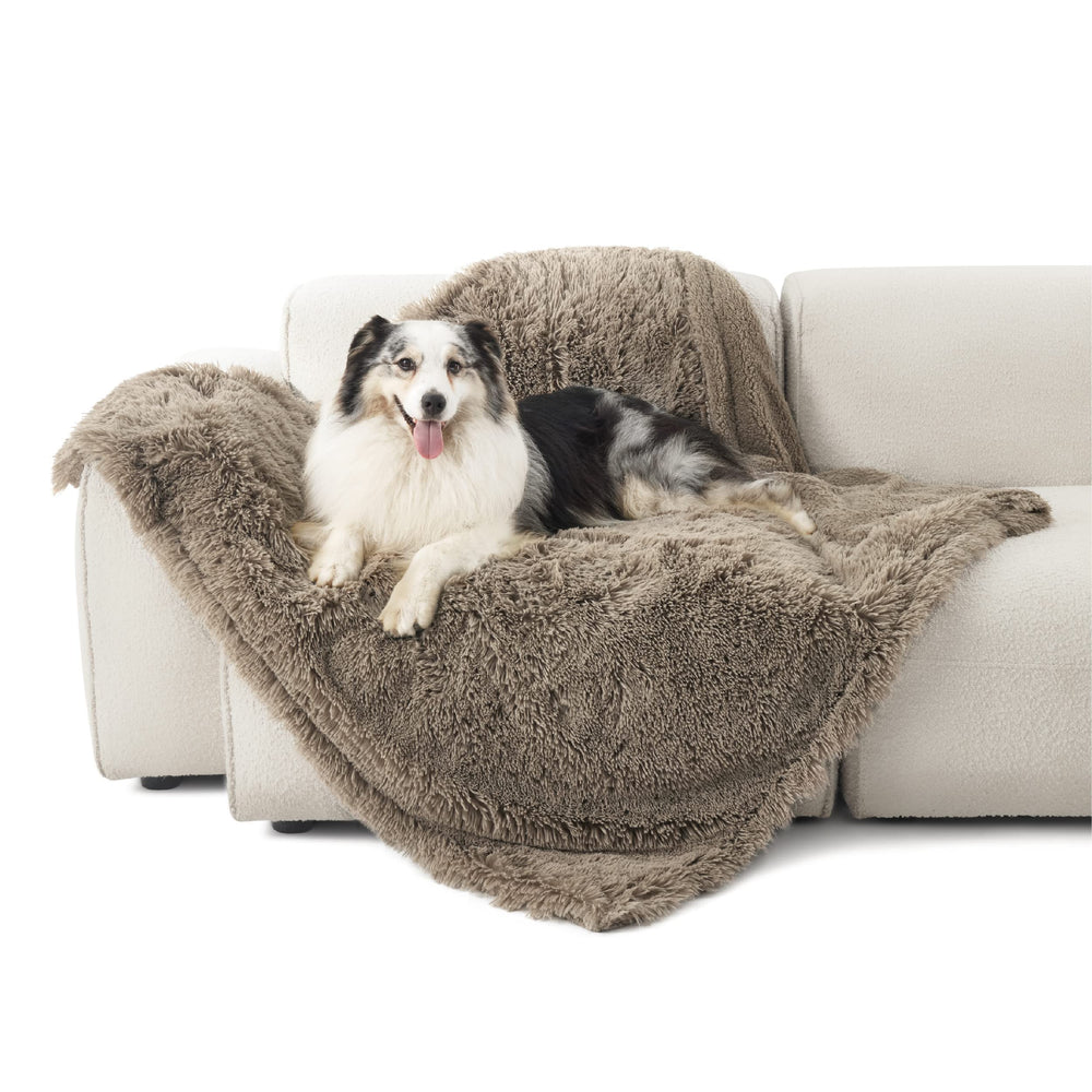 Bedsure manta impermeable para perros grandes protegiendo el sofá.