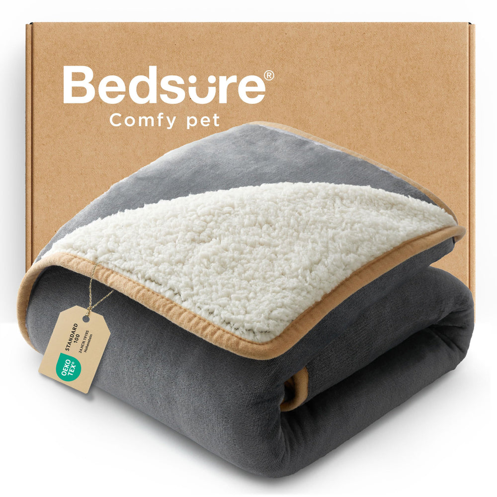 Bedsure manta impermeable para perros pequeños protegiendo el sofá contra derrames